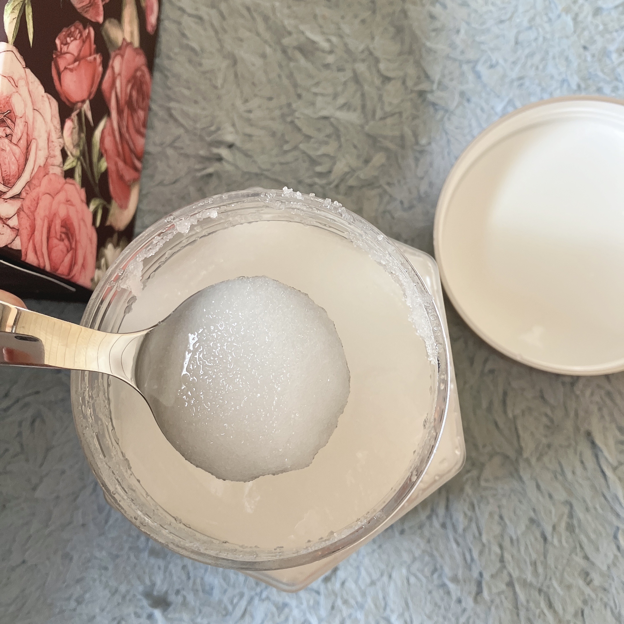 パフュームドシーソルトボディスクラブ　夜明けのバラ/plu/スクラブ・ゴマージュを使ったクチコミ（2枚目）