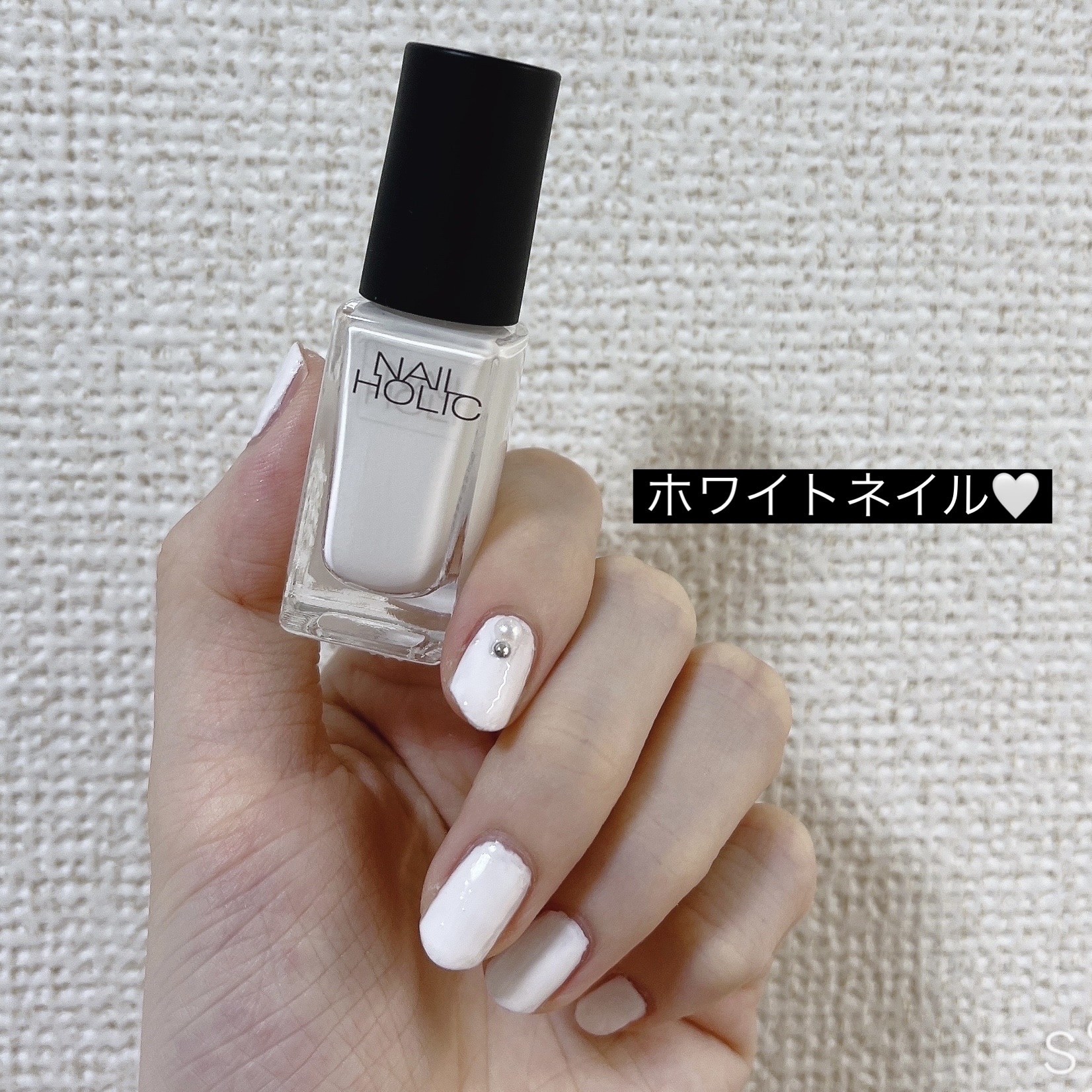 今回ご紹介するネイルは
ネイルホリックWT005 です‎🤍

ずっと前からホワイトネイルを試してみたく、
LIPSの投稿を見てネイルホリックの発色が綺麗だな✨と思い購入しました！

ネイルホリック自体初めての購入だったので
うまくできるか