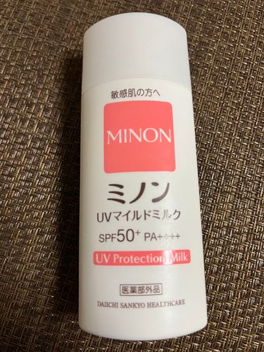 刺激を感じないので安心して使っている日焼け止めです
！

ブランド名:ミノン

商品名:ミノンUVマイルドミルク

ミルクなので肌に伸ばしやすいですし軽い付け心地でベタつきキシキシ感がないのにSPF50