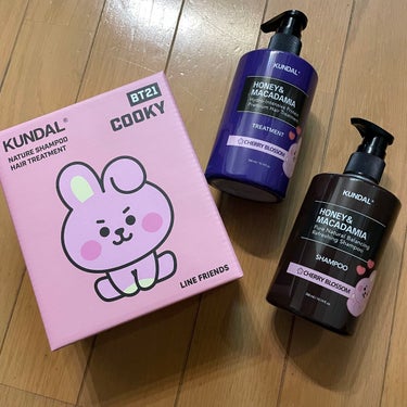 KUNDALハニー&マカデミアシャンプー／トリートメントチェリーブラッサム Cherry blossom。

KUNDALは、ホワイトムスクとバニラを使ってきて、今度は季節柄、桜の香りに🌸

香りが色々と選べて、地肌は痒くならないし、適度にしっとりサラサラになってくれるので、

香り違いでリピートしています✨

の画像 その0