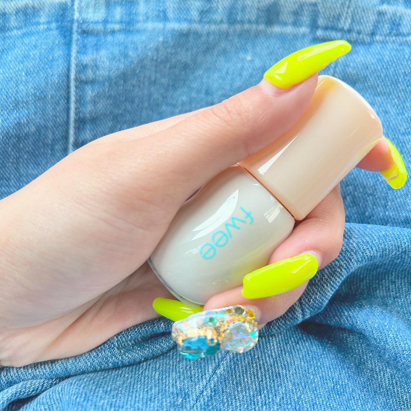 プランパーリップ大好き💄✨
痛ければ痛いほど好きなんだけど、なかなか共感してくれるドMがいない。。🫠

┈┈┈┈┈┈┈┈┈┈
@fwee_makeup_jp 
▷▶︎▷ #4dボリューミングプランパー 
┈┈┈┈┈┈┈┈┈┈

私が持っ