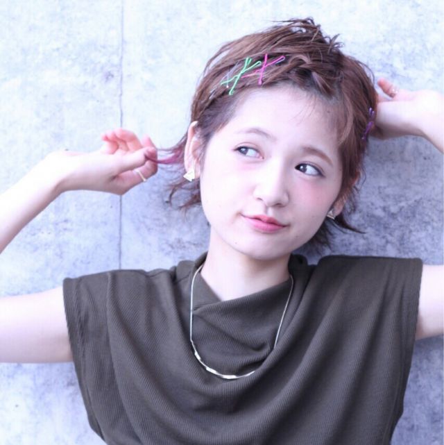 ヘアピンで前髪を留めた女性