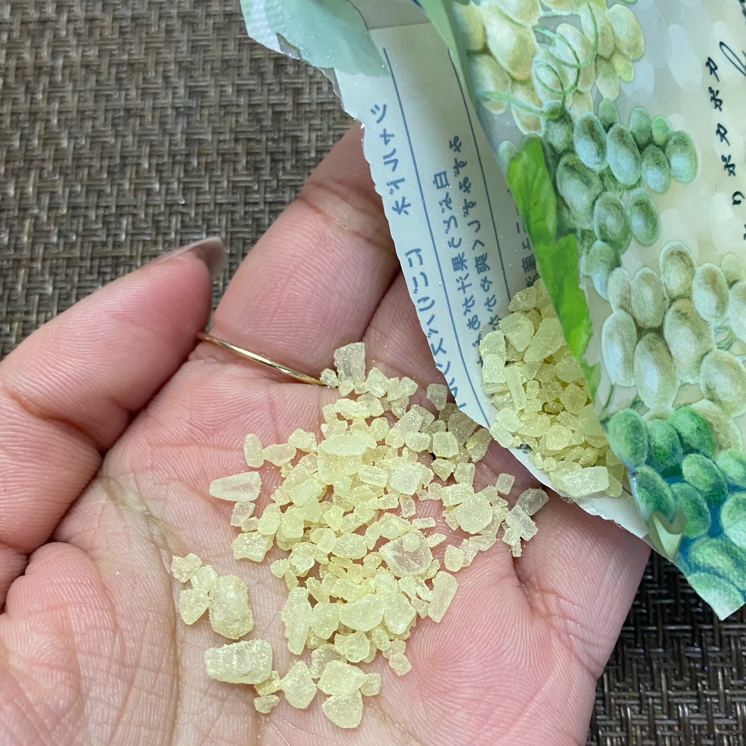 にごりバスソルト〈シャルドネ〉/グローバル プロダクト プランニング/無機塩系入浴剤を使ったクチコミ（3枚目）