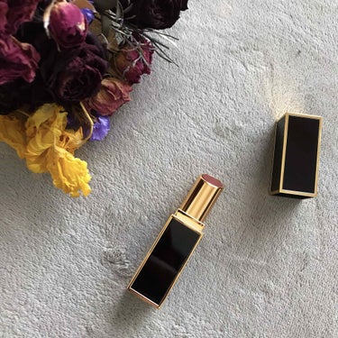 TOM FORD  やっぱり好き。
サテンマットのダークカラーを探してて
ドストライクの色味を発見！！
ひと塗りで高発色なうえに
マットすぎず柔らかなテクスチャーで
伸びがいいから塗りやすい。

"マス