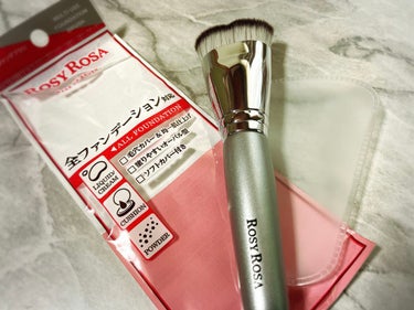 
ROSY ROSA
MAKE UP BRUSH

全ファンデーション対応◎
ソフトカバー付き

私はパウダーファンデーションを
のせるのに使用しています！
筆が柔らかく、程良くプレスされている為
ふわっと全体にのせるのも
小鼻の周りなど細かいところにも！
キレイな仕上がりになります🤲♡

ソフトカバーが付いているのも嬉しい🫶🏾


#提供 #ロージローザー #lipsプレゼント
#rosy_rosa #ファンデーションブラシ #正直レビュー の画像 その1