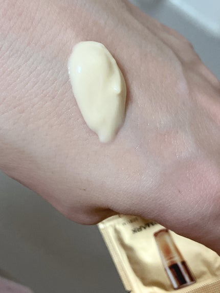 COVERMARK セルアドバンスト セラム WS のクチコミ「◎こっくりクリームに近いテクスチャー
◎もっちりツヤ感のある仕上がり
✼••┈┈••✼••┈.....」(2枚目)