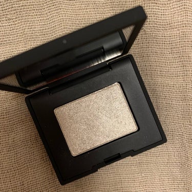 NARS シングルアイシャドーのクチコミ「#スウォッチ
NARS シングルアイシャドー プレシャスメタル 5333

こちらはイスラボニ.....」（1枚目）