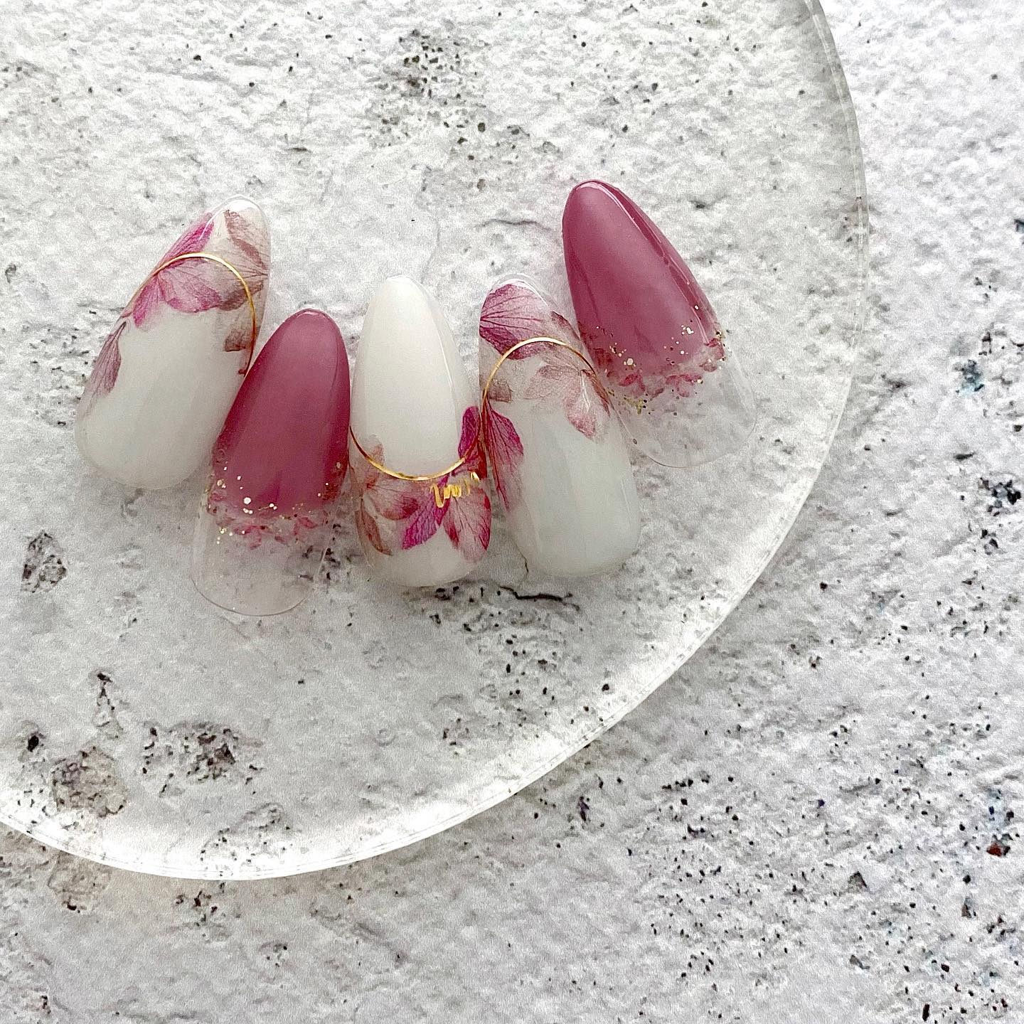 #フラワーネイル,#フレンチネイル,#グリッターネイル,#春ネイル,#フラワーフレンチネイル,#桜ネイル,#ピンクブロッサムネイル,#フレンチネイル,#オフィスネイル,#くすみネイル,#ブライダルネイル,#押し花ネイル,#クリアネイル,#女子ネイル,#上品ネイルのネイルデザイン