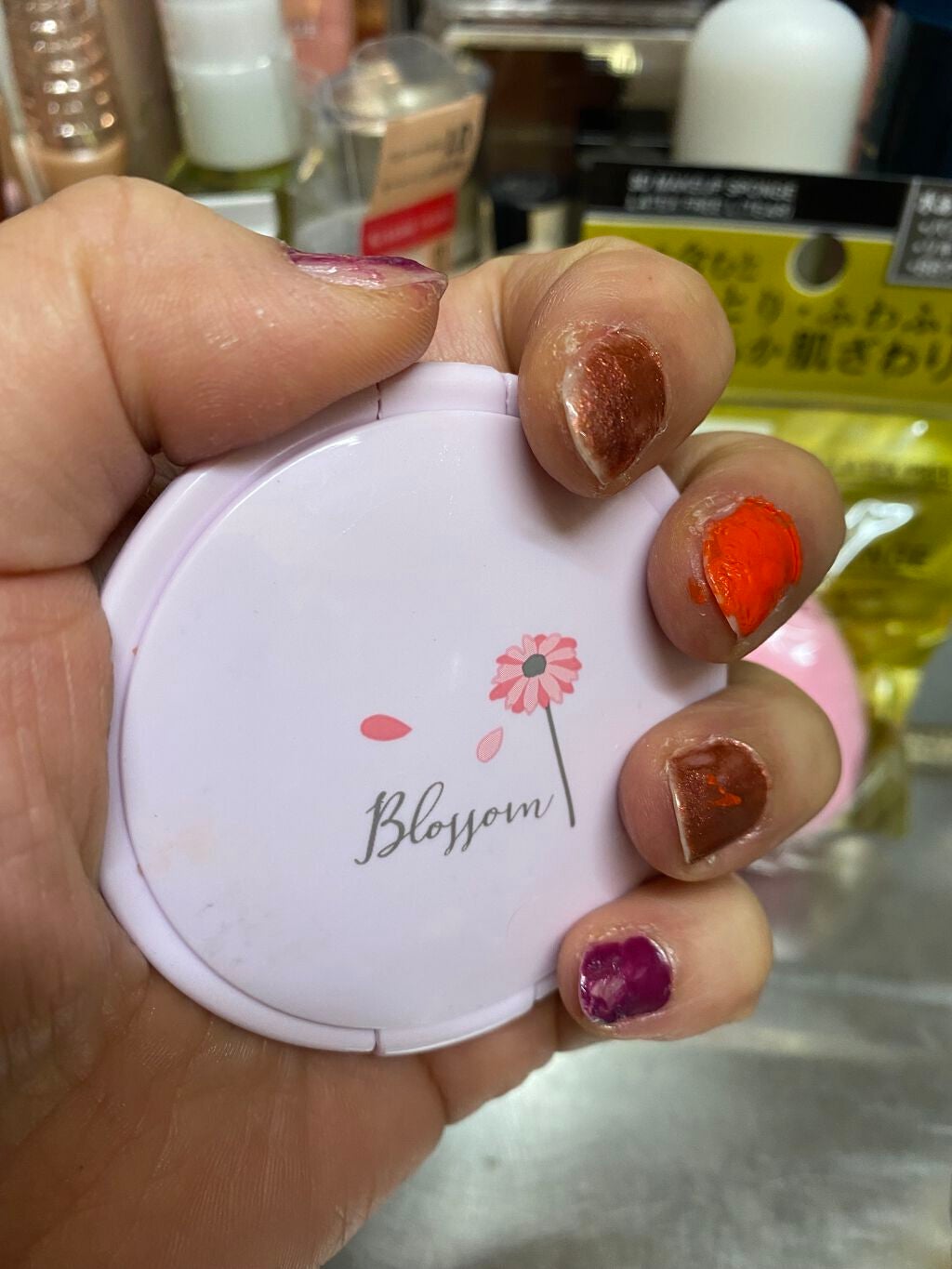 リサ・ラーソン♡クッションファンデマニア on LIPS 「結局持ち出したネイル全て塗ってみた件アハ😃(ˊᗜˋ)#カラフル..」(1枚目)