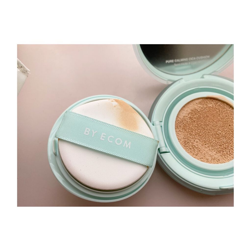 とても塗りやすく、付け心地も気に入っているため、最近の近所への外出の際にいつも使用しているクッションファンデの紹介◞♡⃛


低刺激に力を入れている韓国化粧品ブランド、BYECOM(バイエコム)の、ピュアカーミングシカクッションファンデーシ