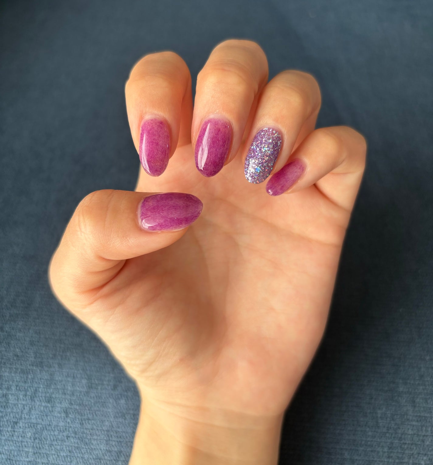 ERIKA on LIPS 「ニューネイル💅🏻今回はパープルにポイントでラメを入れようという..」(1枚目)