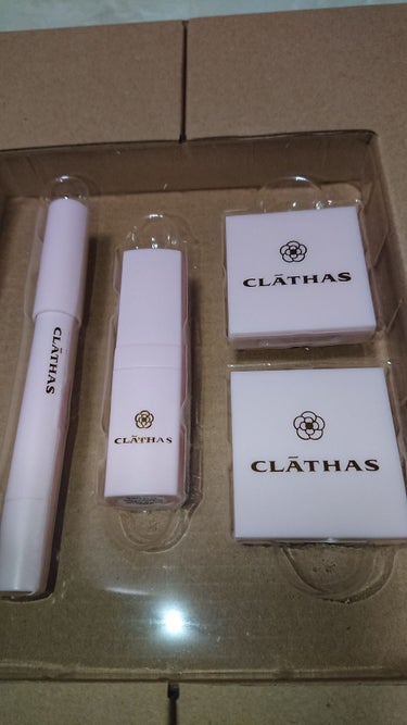 宝島社 CLATHAS COSMETICS BOOKのクチコミ「本格コスメティック誕生！
本屋で見つけて衝動買い。
大人ピンク！
口紅は鮮やかなピンクだけど、.....」（2枚目）