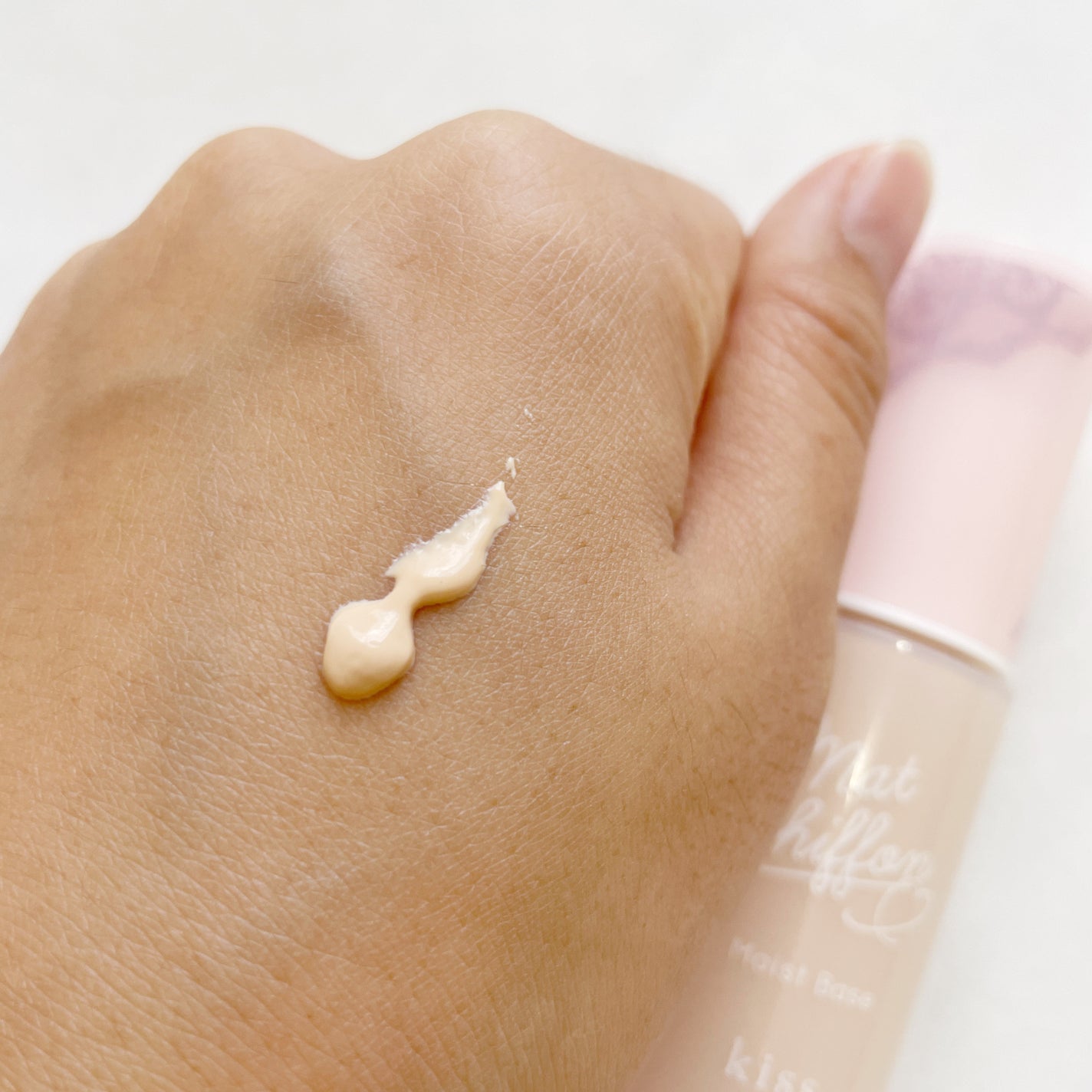 マットシフォンUVモイストベース/KiSS/化粧下地を使ったクチコミ(3枚目)