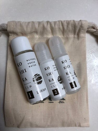 KO SHI KA  サンプル3点セット 
を使ってみました。

便利な巾着袋に
スキンケアセット　約１週間分
1Lotion(化粧水)20mL
2Milk(乳液)10mL
3Gel(ジェル)10g
が