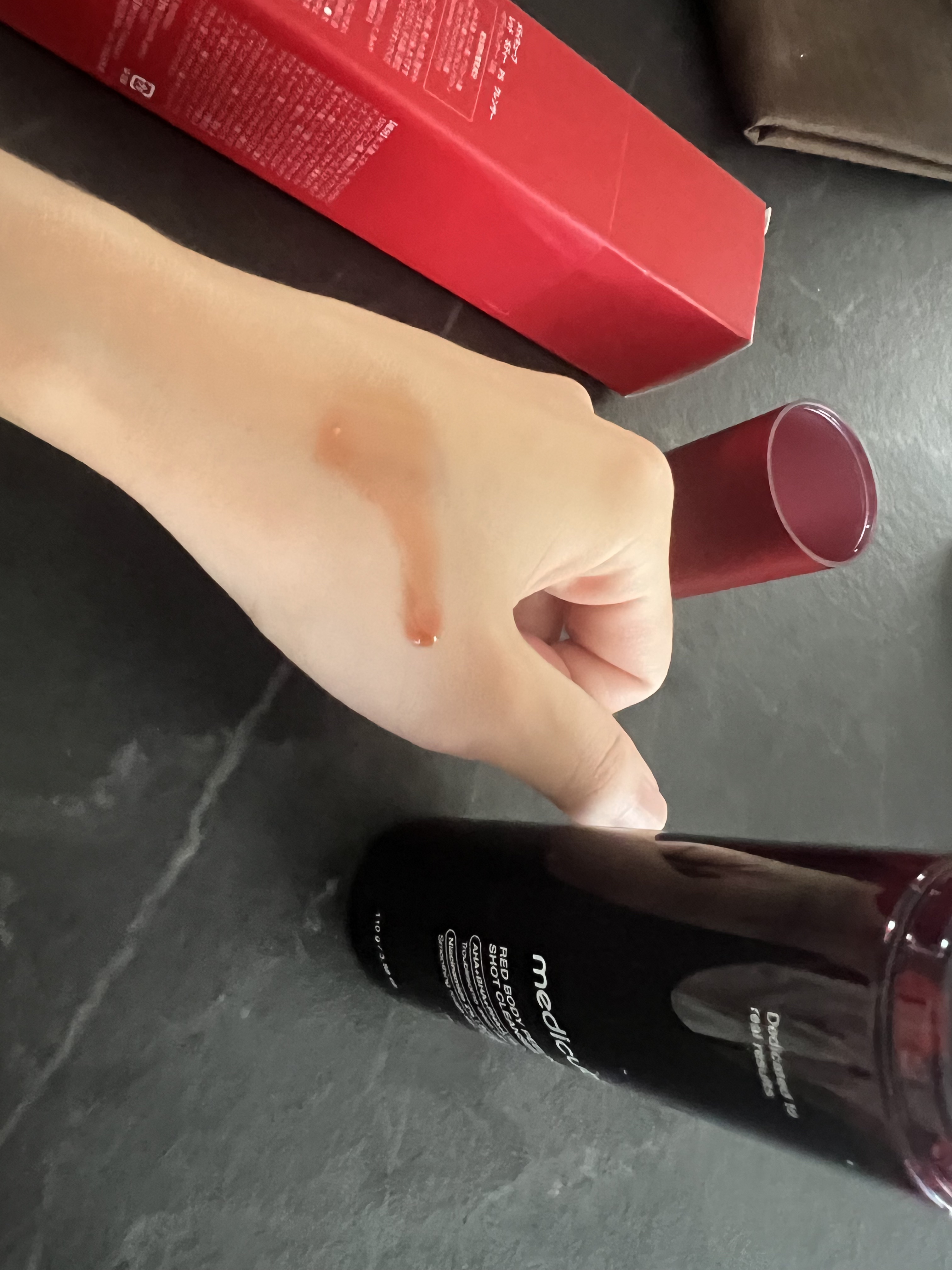 レッドアクネ ボディピーリングショット/MEDICUBE/ピーリングを使ったクチコミ（3枚目）