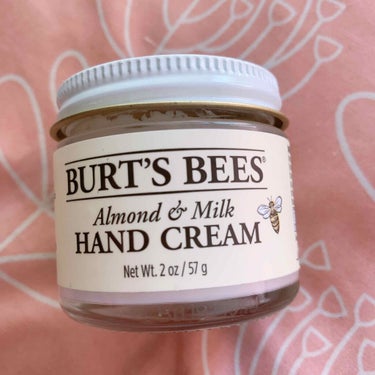 BURT'S BEES アーモンドミルク・ビーズワックス・ハンドクリームのクチコミ「ハワイで安かったので購入しました。
テクスチャーは少し硬めですが、少量で伸びてくれるので良いで.....」（1枚目）