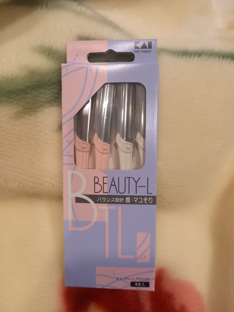 貝印
ビューティーL デラックス

めっちゃ剃り味良いのが欲しかった。
うん、狙い通り、剃り味良すぎた←

彼氏が、どんなん？って試し剃りしてケガした
(ごめんなさい)

最初はわたしも慣れなくてケガしてたんですが、
徐々に慣れてきて良い感