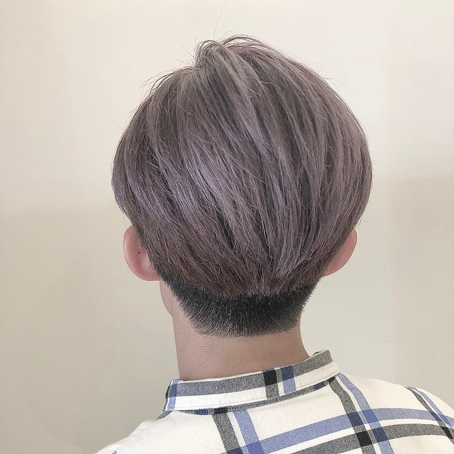 暗めアッシュグレーのマッシュヘアをしたメンズの後ろ姿