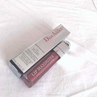 Dior アディクト リップ マキシマイザー
012 ROSEWOOD
塗るとちょっとピリピリしますが、縦じわがなくなって、ぷっくりとした唇になります。
