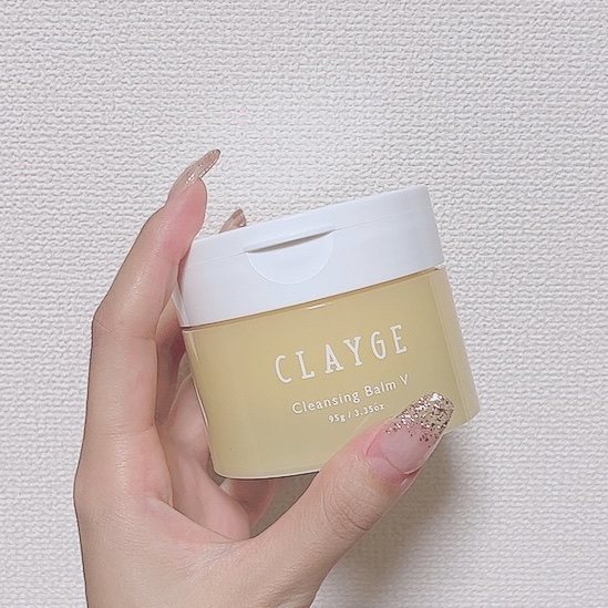  
【CLAYGE クレンジングバームV】

開けたらとにかく、すっごい柑橘の香り...‪ෆ‪.*･ﾟ
柑橘系好きな人は好きだと思われる。

メイク落とし・洗顔・角質ケア・保湿美容パック・マッサージの5つの機能！

まつエクOK🙆‍♀️
