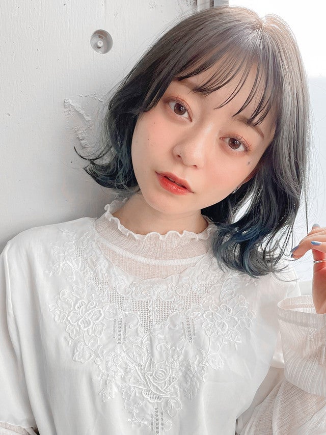 シースルーで斜め前髪の女性