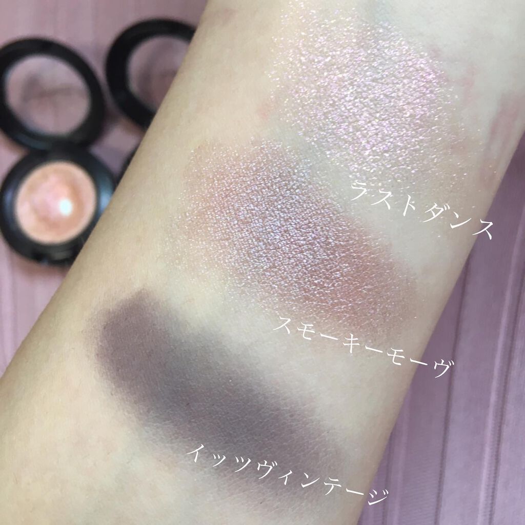 パウダー キス アイシャドウ イッツ ヴィンテージ/M・A・C/単色アイシャドウを使ったクチコミ（3枚目）