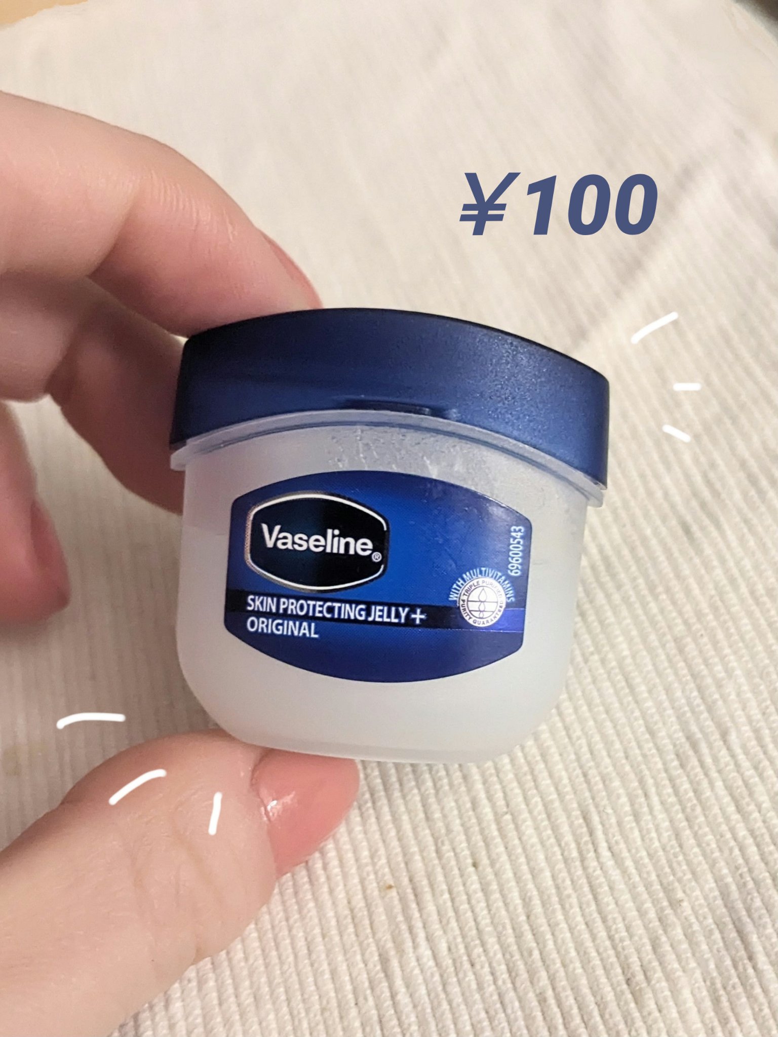ダイソーで買えるヴァセリンオリジナル ピュアスキンジェリー🤍

とにかく小さくて持ち運びに良さそう！
通常サイズのものと違い少し香りがついています。
使い心地はほぼ変わらないかな…？

この冬はワセリンにハマってしまって色んなワセリンを試