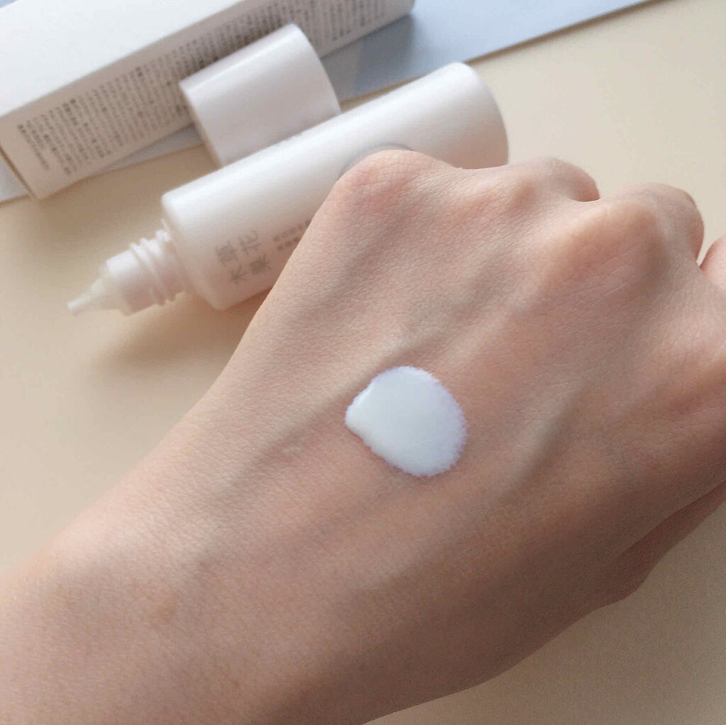 草花木果 美白日中用美容液のクチコミ「気になる紫外線をカットしながら美白ケア、化粧下地とマルチ機能を持つ美白日中用美容液。

紫外線.....」（3枚目）