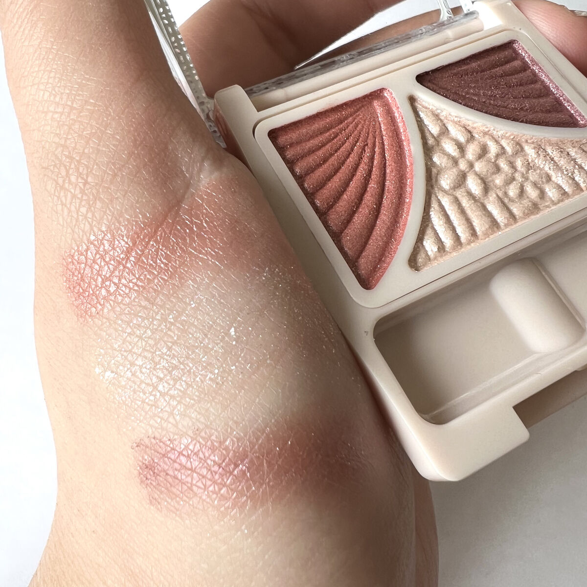 ジューシーピュアアイズ/キャンメイク/アイシャドウパレットを使ったクチコミ（3枚目）