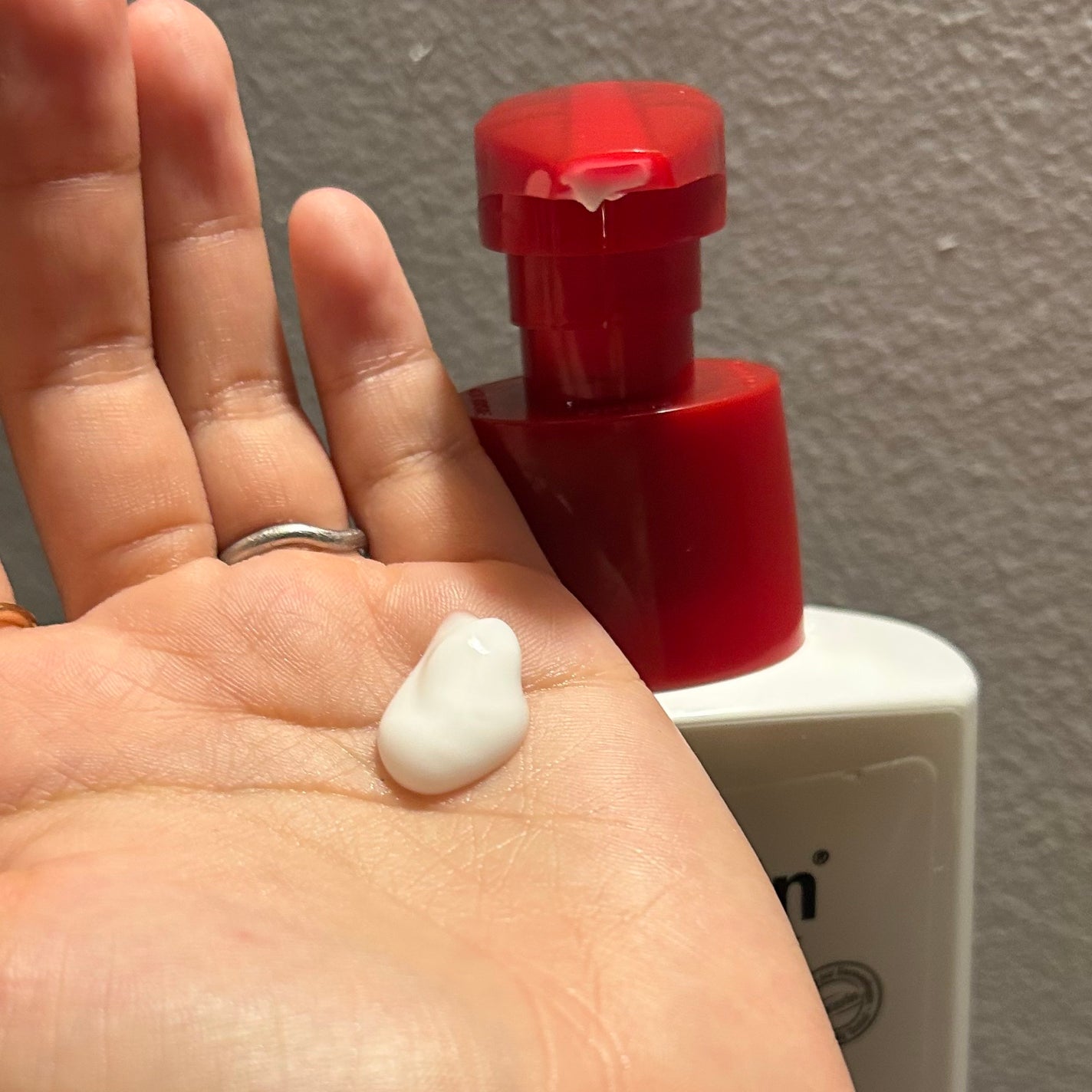 DAILY HYDRATION LOTION/Eucerin/ボディローションを使ったクチコミ(3枚目)