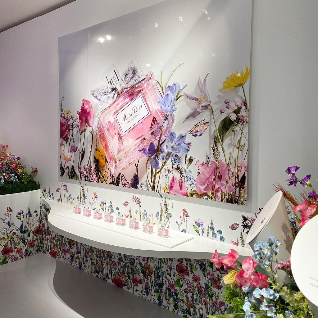 momo on LIPS 「先日、ミスディオールアートイベントに行ってきました。素敵な作品..」(6枚目)