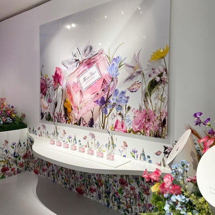 momo on LIPS 「先日、ミスディオールアートイベントに行ってきました。素敵な作品..」(6枚目)