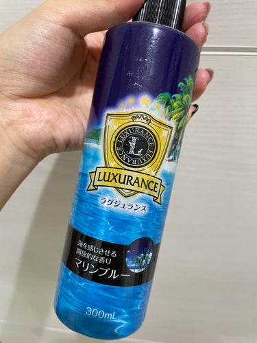 
加湿器の水の中に入れて使います✨

自然にいい香りが漂うので
強すぎず、アロマが苦手な人でも使えると思います(*^^*)

写真のものはドン・キホーテで購入しました！

キャップ一杯でいいので、コスパ