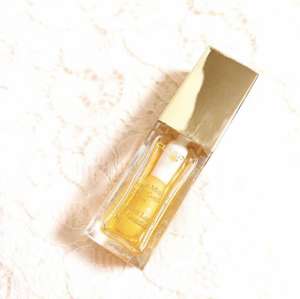 クラランス
コンフォートリップオイル

01 ハニーはほとんど色のつかないグロスのような感じ🍯

とてもしっとりうるおうので、
寝る前にリップパックのように使っています。

甘〜い香りがして翌朝までプルプル☺️

大人気のリップなので弟の