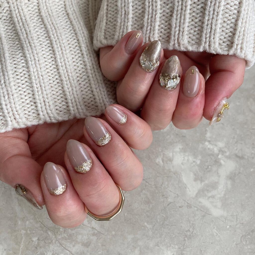 クリスマスですね❤️
親指だけチェンジしたら
年越せるようにシンプルデザイン♡笑
使用商材3枚目に載せてます🙇‍♀️

今日予期せぬサンタさん🎅きました🥺✨
また投稿に載せます♡

#クリスマスネイル #冬ネイル#シェルネイル #ネイ