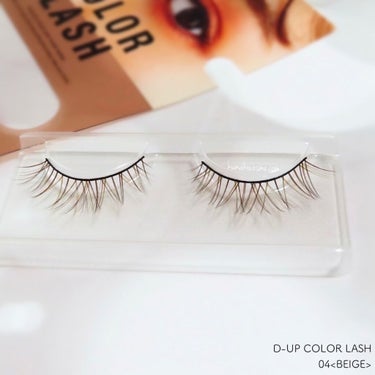 𖤐 D-UP COLOR LASH カラーラッシュ
　04<BEIGE>


透けるように色づいた、自然なカラーまつげをつくる「カラーラッシュ」。


光に当たると際立つ“透明感”は


まるで内側から発色しているような仕上がりで、


目もとをふんわり軽い印象に。


まばたきするたびにチラチラっと覗くカラーは、


色気とトレンド感を演出します。

𖧷┈┈┈┈┈┈┈┈┈┈┈┈┈┈┈┈┈𖦞

🌟2022年4月29日発売🌟


可愛いがとまらない❤︎


カラコン感覚で気分に合わせて楽しめる🦄


“透け感”カラーで目もとを彩るカラーラッシュ💖



▫️人からみたときに“可愛い”が溢れる、周りと差がつくカラーまつげ


▫️黒と茶の毛にカラーをランダムにMIX。悪目立ちせず自然に馴染む


▫️透けるように色づくシースルー発色。盛れるのに抜け感。



“色が主張し過ぎない”絶妙カラーは、


顔から浮かず自然に目もとに馴染んでくれます🪷


軸は柔らかいので、目の形に合わせてカーブさせやすいと感じました🙆‍♀️⭕️



04ベージュは


“透け感ベージュ”×“なじませブラック＆ブラウン毛”


ふんわり透明感。上品ベージュ🧦


自然な仕上がりで、いかにも


「つけま付けてます！」みたいな仕上がりにならないのが◎


柔らかくて抜け感のある配色なので


つけまつ毛初心者さんにも使いやすいお色だと思います🦒


ボリューム感もロング感もとても好みで、


デイリー使いに便利だと思います🙆‍♀️⭕️


長らくつけまから離れていましたが、


久しぶりまたつけまをデイリーメイクに取り入れたいな…🫶🏻


と思うほど気に入りました🙌🏻💕


どんなメイクにもなじみやすい万能カラーだと思います💯



こちらはD-UP様より頂きました💝
ありがとうございました🌼



#D_UP #カラーラッシュ #04 #ベージュ #提供 の画像 その2