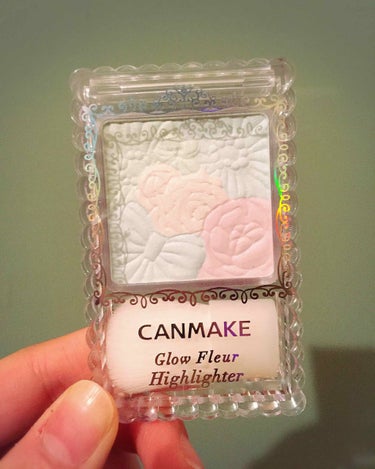 CANMAKE🌼 ￥800
<グロウフルールハイライター 01>

ラメラメなハイライトが欲しくて購入✨
セザンヌの4色のハイライトとすごく迷ったけどキャンメイクの方がデザインが可愛かったのでこちらを買