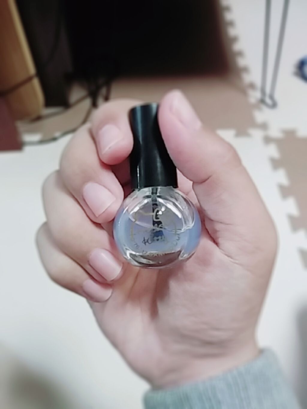 
さっき黒のネイルの投稿をしたんですけど、それを綺麗に、しかも一瞬で落とすことが出来るアイテムを使ったので、今回はその紹介をしようと思います！


使ったのは、特殊なベースコートです！名前は忘れました！笑ごめんないさい笑笑

このベースコー