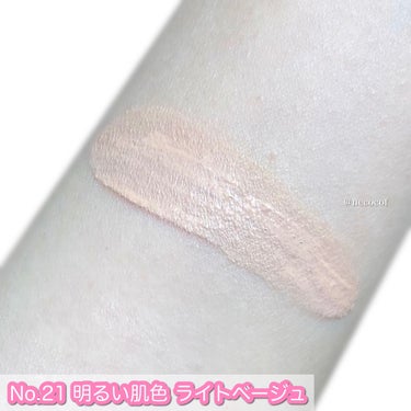 A’pieu アピュー🌼
スキンケア ウォーターロッククッション 
No.21 明るい肌色 ¥2,200（投稿時、税込）

SPF50／PA++++
全2色展開 こちらはライトベージュ
明るめだけど肌馴染みのいいカラー

カバー力は普通ぐらいで付け心地は軽め
毛穴やニキビ跡を厚塗り感なく自然にカバー
セミマットな仕上がり

①パウダーチェンジ処方により肌に水分を与えながら表面はサラサラ仕上げで皮脂くずれを防止
②微細カバーパウダーが肌の表面にピタッと密着し、素肌のキメに沿ってフィットするので毛穴や凹凸をしっかりカバー

スポンジは硬めなので量が取れすぎない
適量を取りやすい仕様だから初心者の方にもおすすめです◎
（ワンクッションで半顔分が目安）
パッケージは透明度の高いピンクがかわいいデザイン
鏡も付いている

#A’pieu#アピュー#ベースメイク#ガチモニター_アピュー#韓国コスメ#クッションファンデの画像 その2