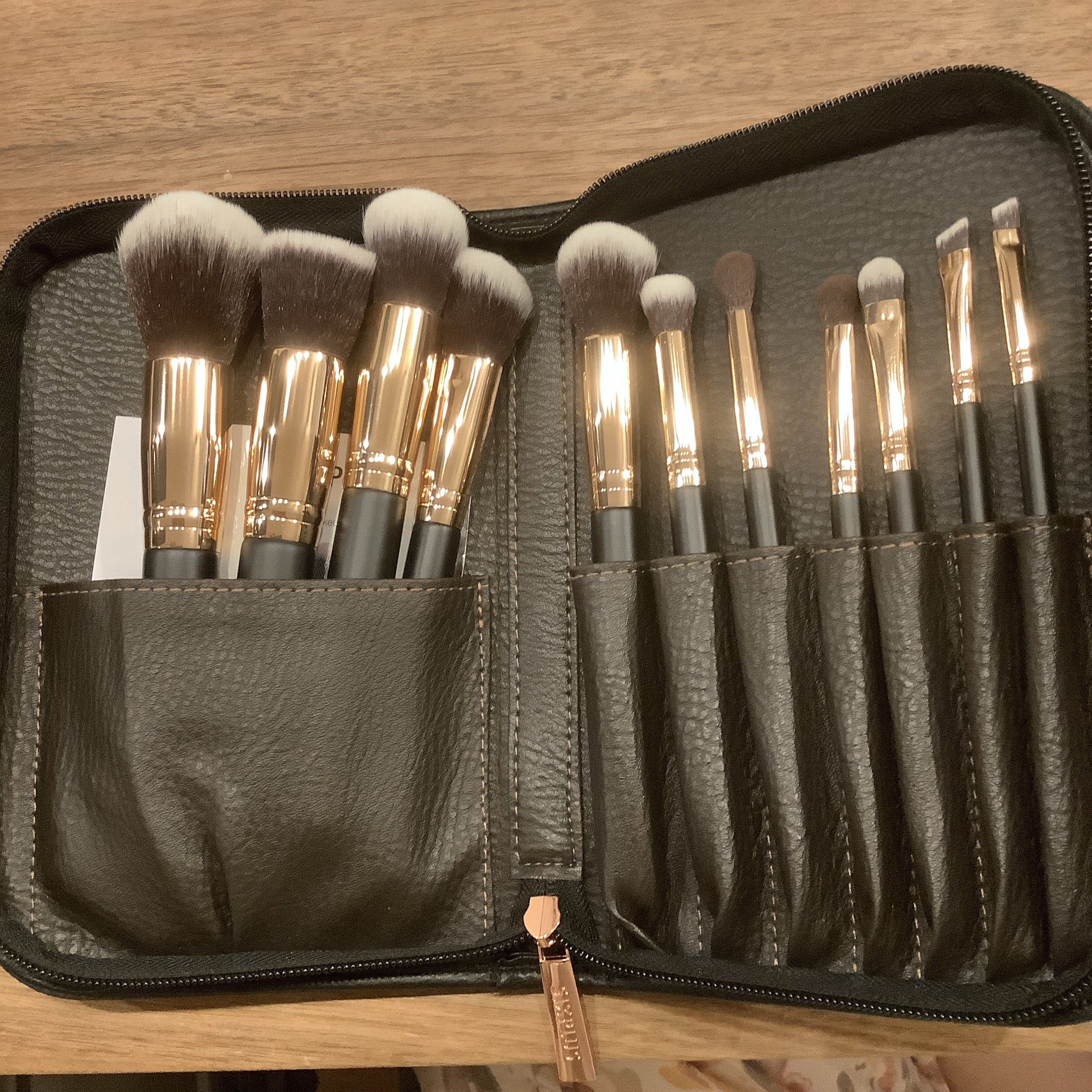 貴族のゴールド メイクブラシ11本セット 化粧ポーチ付き ゴールド×ブラック/SIXPLUS/メイクブラシを使ったクチコミ（2枚目）