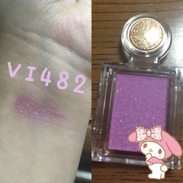 

マジョマジョの新作アイシャドウ
VI482です♡♡♡
税込540円でこのかわいさ！
見た目的に紫なんですけど
つけてみると青みピンクっぽいです！
紫って派手になりすぎるから
使うのが難しいと思うけど