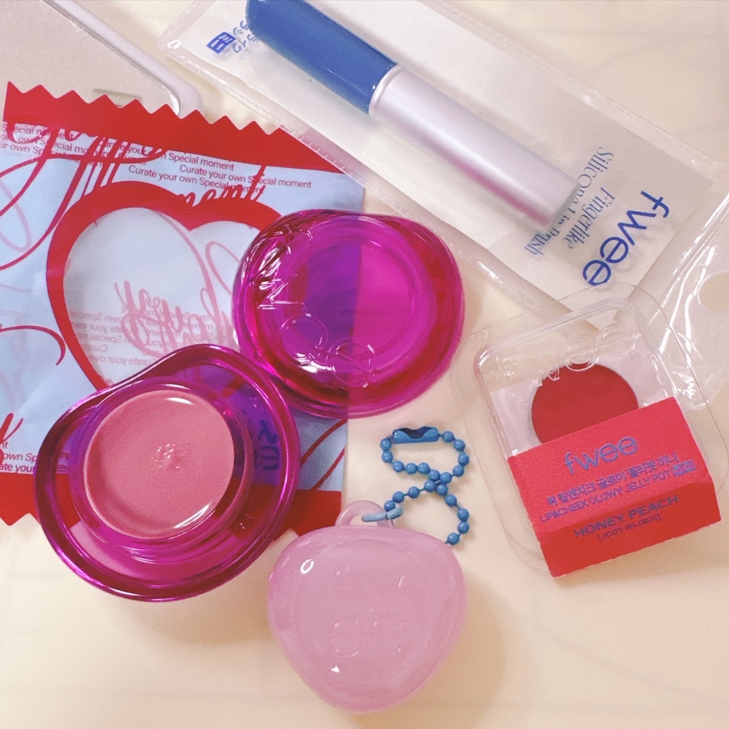 フィー フィンガーライク シリコン リップブラシ/fwee/メイクブラシを使ったクチコミ(1枚目)