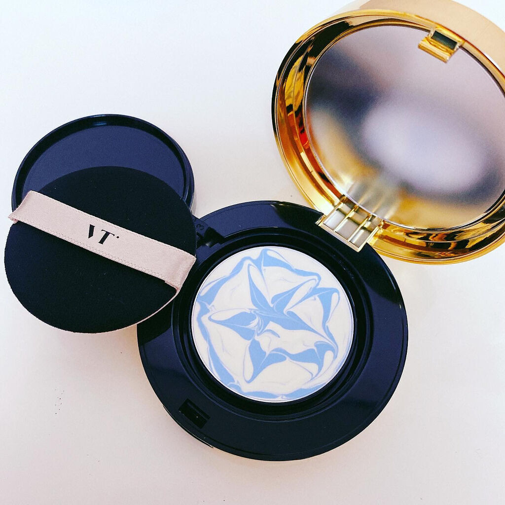 エッセンスサンパクト
SPF50+/PA＋＋＋

SNSや美容雑誌で話題のVTコスメティックの夏のアイテムです。
手を直接お肌に触れずに簡単に使える日焼け止めでとても便利です！

肌につけるとひんやりして、艶も出てトーンアップします！メイク