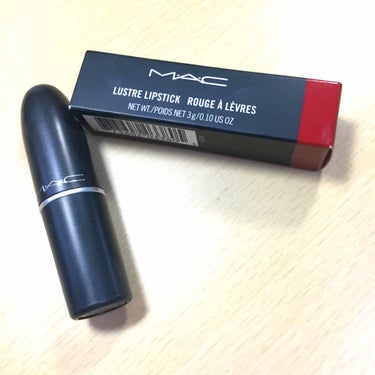 LIPS初投稿です。
お姉ちゃんが買ってきてくれた
リップを紹介したいと思います。

   MACリップスティック
   510  LADY BUG   というカラーです。
  少し鮮やか色です。(写真