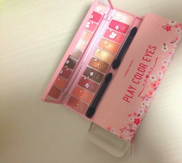 Étude house の定番パレット！Play Colour Eyes の Cherry Blossom です。

春らしく可愛い色が揃っていて、マットなカラーもラメ入りのカラーも捨て色がありません。