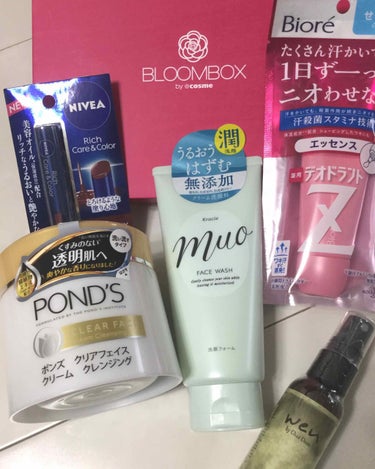 ，
#bloombox 9月分
，
いつもはダンボールで届くのに、なぜに今回は紙袋？
と思ったら
ポンズの#クレンジング が入りきらないから、だったのね、、、
，
今回は結構詰まってました☺︎
，
#p