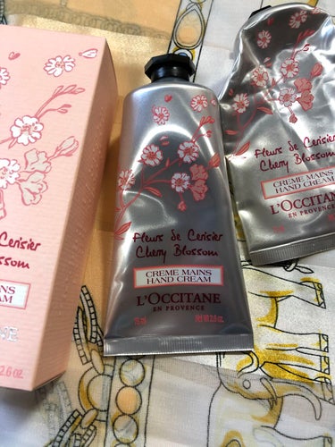 L'OCCITANEのチェリーブロッサム ソフトハンドクリームをリピートしました🍒

サイズは大きいサイズでたっぷり使えます❄️

寝る前にいい香りのするハンドクリームを塗って寝ると寝付きがいい気がしま