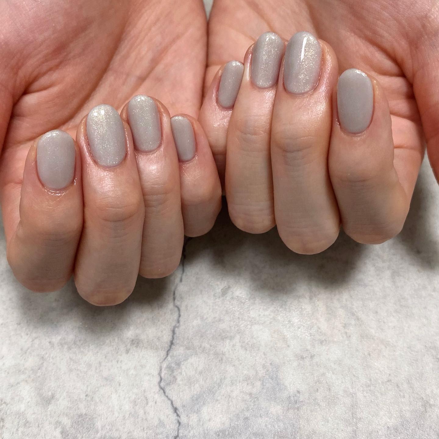 #秋ネイル,#グレーネイル,#アレルギーレスネイル,#ワンカラーネイル,#ラメネイル,#上品ネイル,#オフィスネイル,#女子ネイル,#トレンドネイル大人ネイル,#つやつやネイル,#オフィスネイルのネイルデザイン