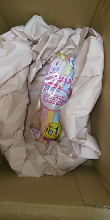 こちらはLIPSさんから届いた貝印 プリティー敏感肌用フェイスL三本入りです。
肌との接地面か少ないスムーズヘッドでするするそれます
ステンレスガードがはがはだに触れるときの刺激を軽減します。
顔そりにぴったりな小回りが聞くL型タイプのカミソリです。

わたしはフェイス用カミソリを使うのが今回はじめてだったので、うまくそれなかったです。
持つときは軽くもってそったほうがよさそうです。
そったあとは、化粧乗りもよくなり滑らかにファンデーションを塗布することができました。
気になった方は是非試してみてください☺️
#提供_貝印
の画像 その1