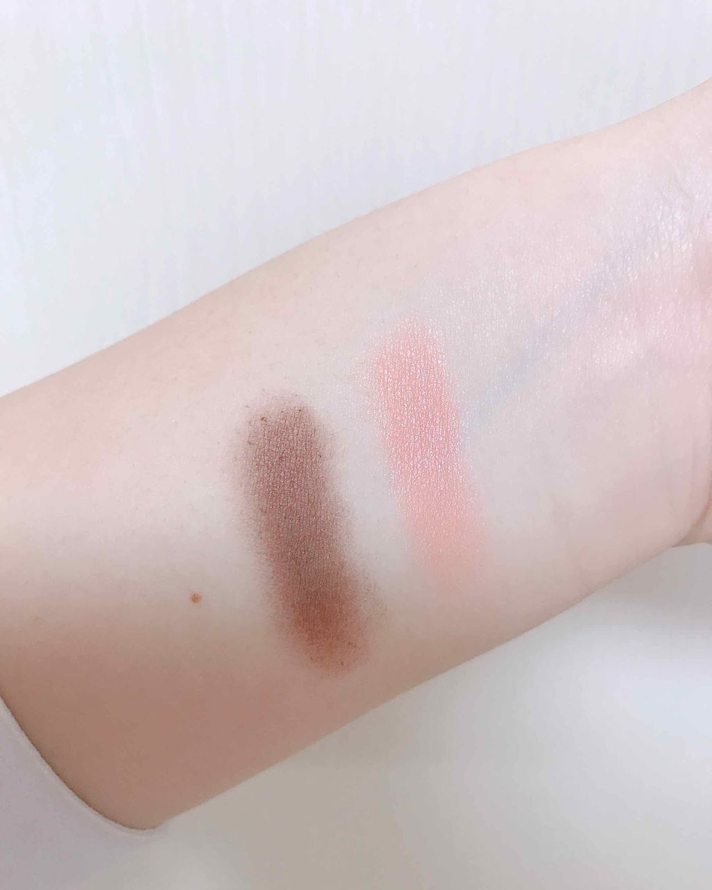 パウダーアイシャドウ ブルーミングキティ/DAISO/アイシャドウパレットを使ったクチコミ（3枚目）